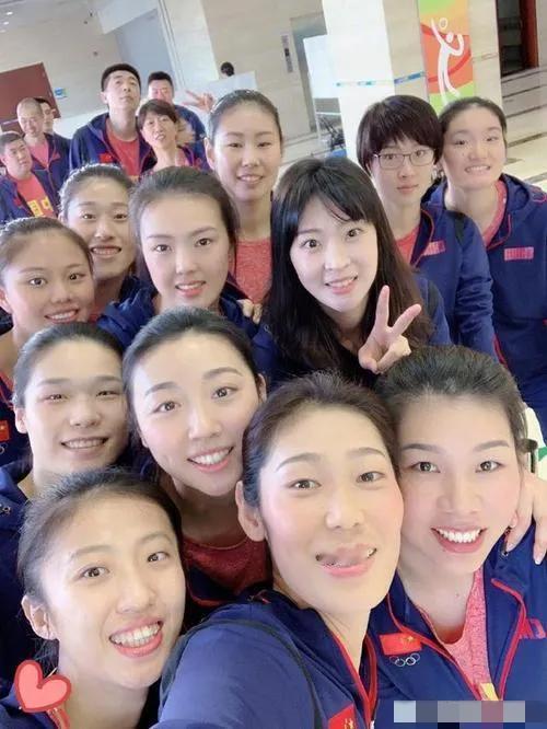 朱婷领衔的12位女排姑娘同框：公认的颜值担当惠若琪，张常宁，姚迪都在列哈；丁霞，