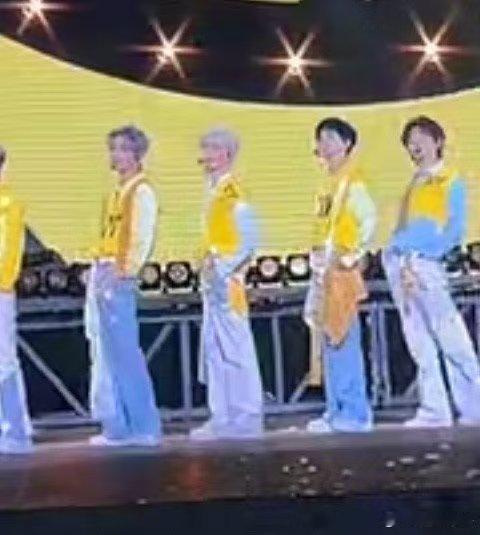 宋亚轩学刘耀文45度站姿。哈哈哈，行 