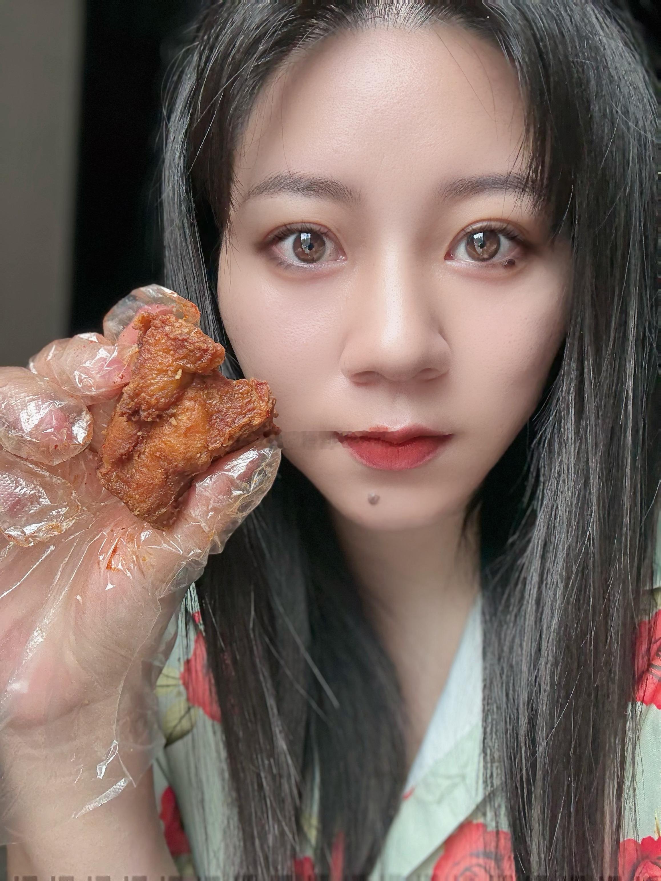 今夜足球专家认准全鸡专家  上华莱士宵夜补给站畅快吃全鸡🐓     夜宵配观赛