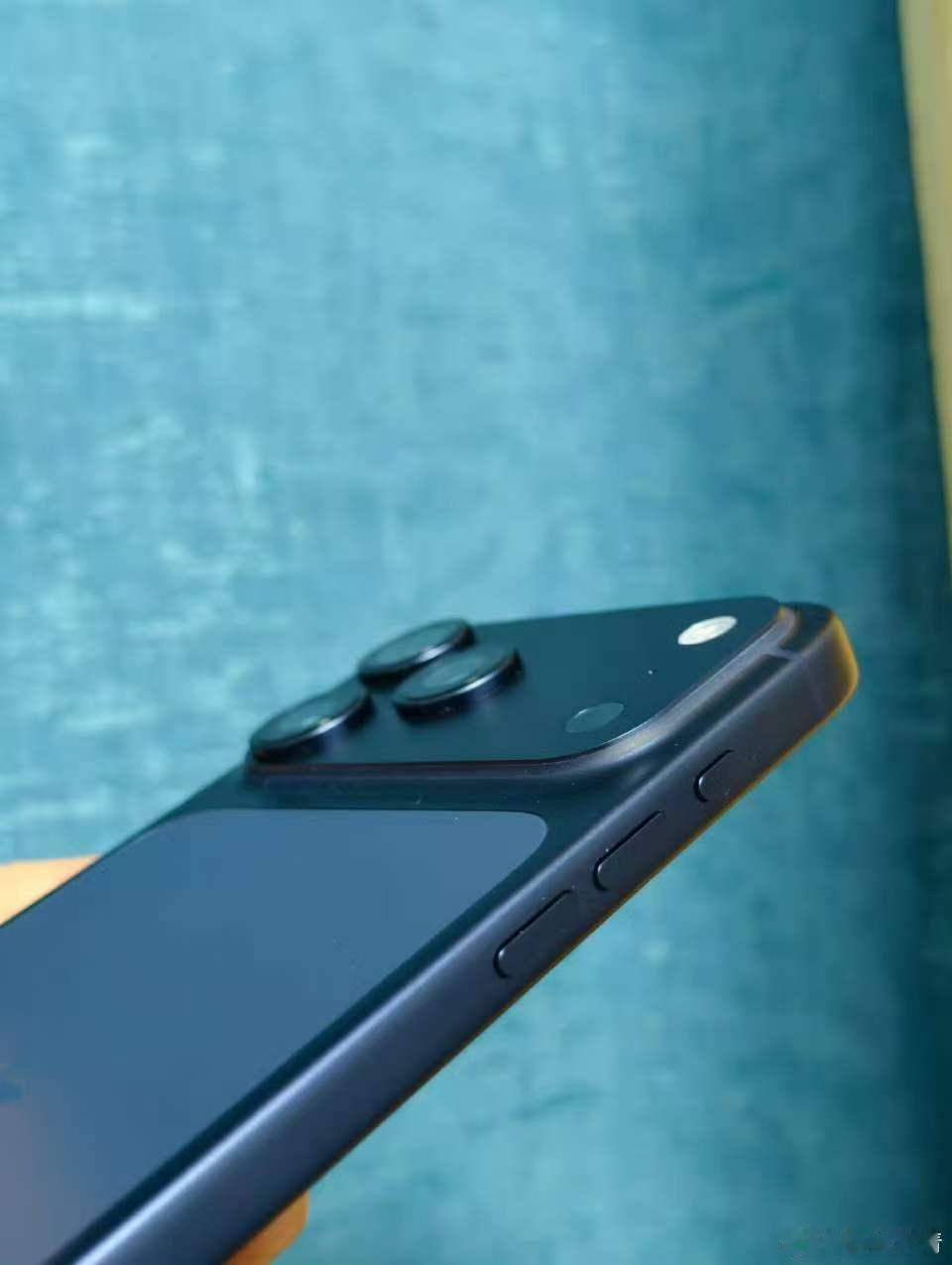 近日看iPhone17系列国内销量表现亮眼，44周出货总量超越16系列95周累计