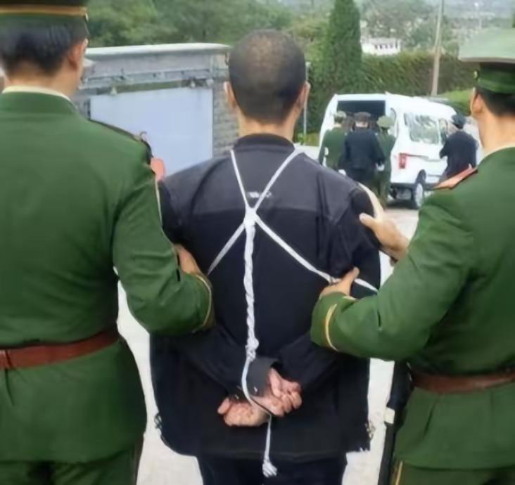 死刑犯在执行死刑押往刑场时，这捆绑的方式确实有些讲究，看上去捆绑的时候不能太松也