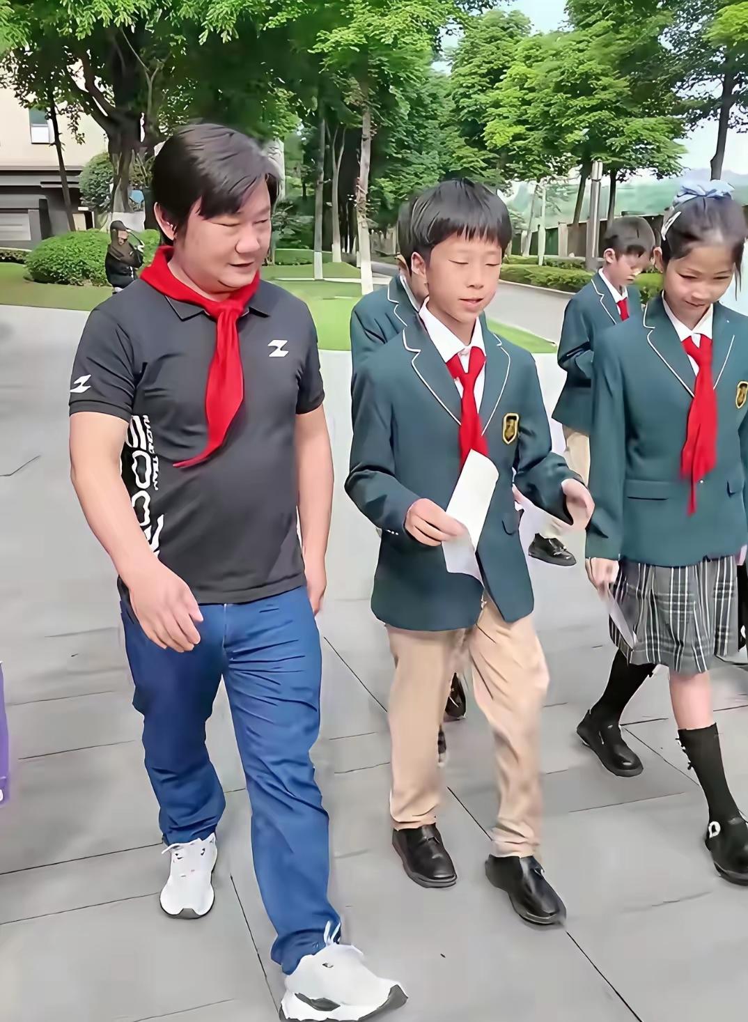 我朋友在巴蜀常春藤当老师，
说那天运动会被张雪整成了国际机车节。几十辆机车绕场，