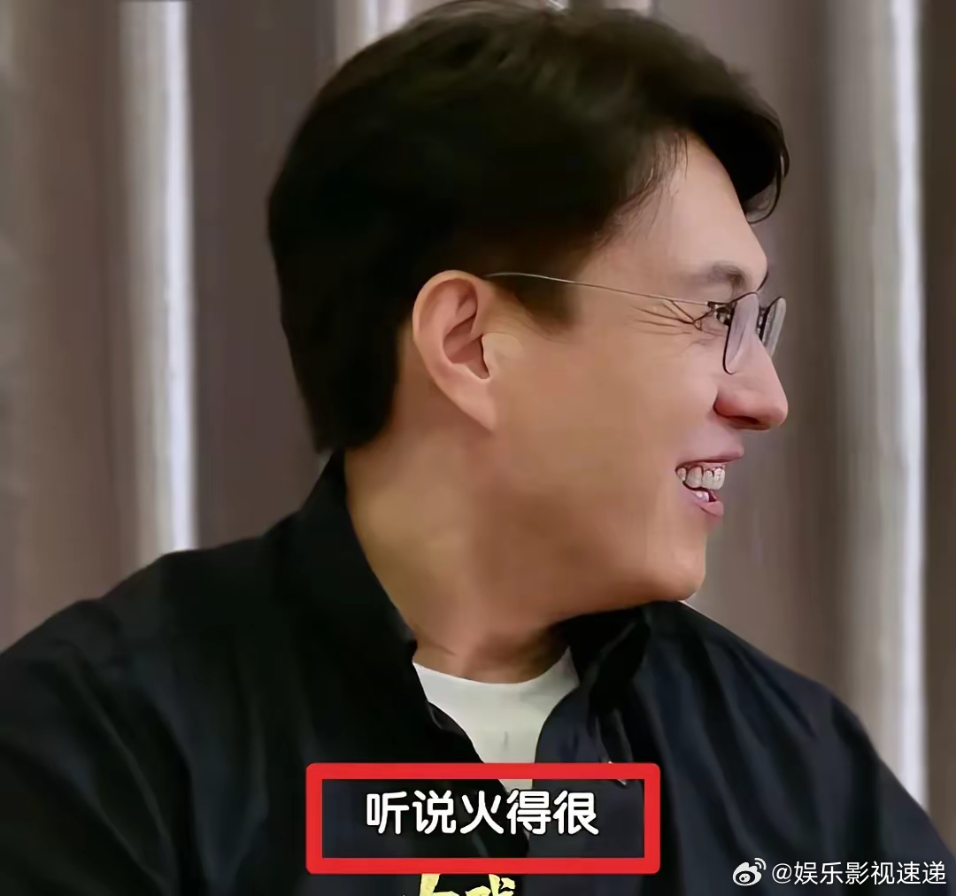 演员靳东，唯一一次表情管理失误。主持人问靳东：“看过《南京照相馆》了吗？”靳东笑