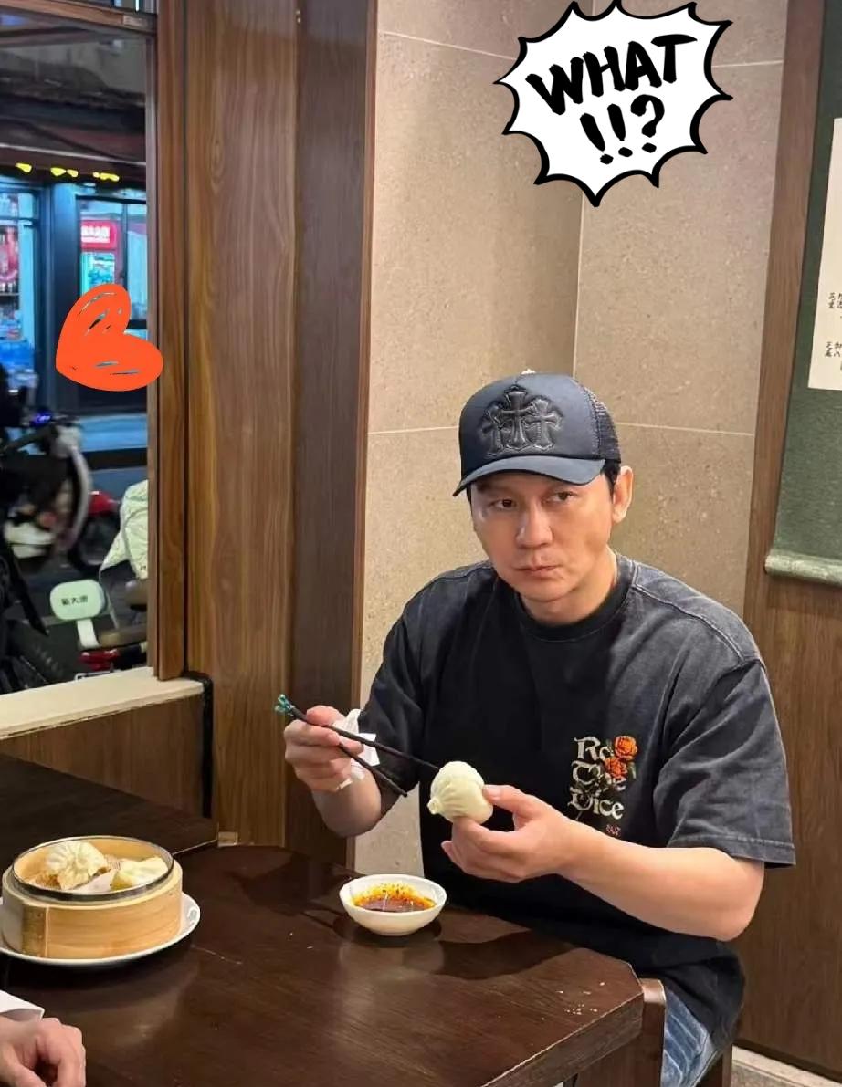 李晨，47岁了，看似原地踏步，实则可能是内娱活得最通透的人。

没结婚、没生娃，