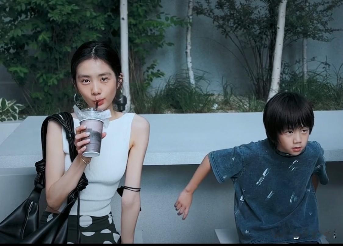 黄磊老婆分享小儿子正面照
7月15日，黄磊老婆孙莉发视频分享家庭日常，19岁的大