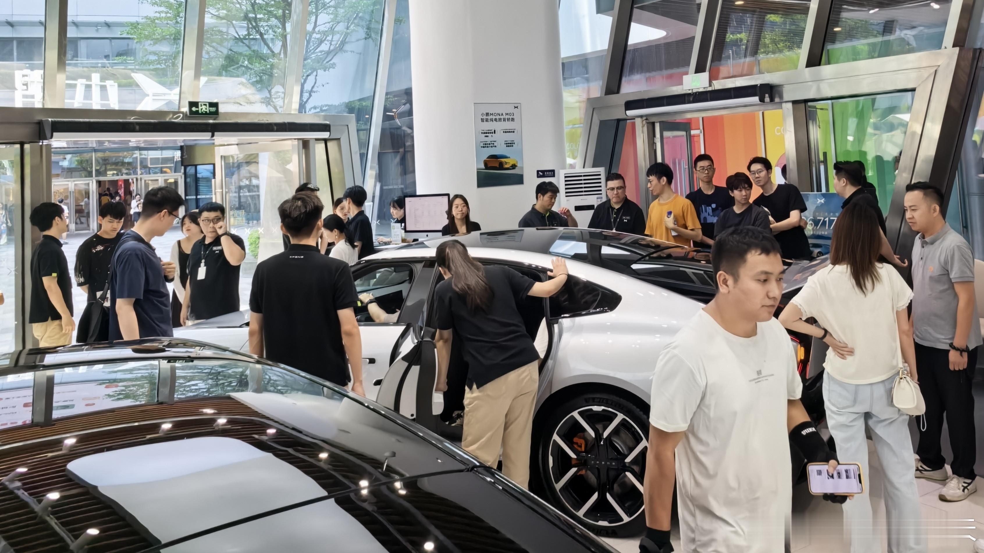 小鹏全新P7上市后，市场反响热烈。从网图看，周末线下门店有不少人去看展车。我身边