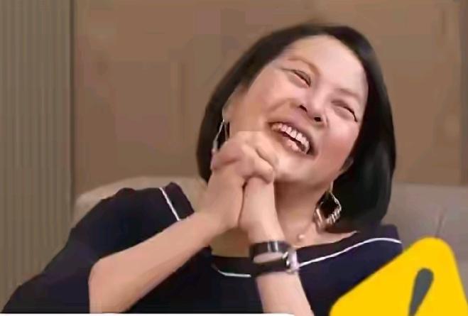 被民众党开除的李贞秀如今成了台湾的红人，各平台纷纷邀请她上节目，她也借此赚了不少