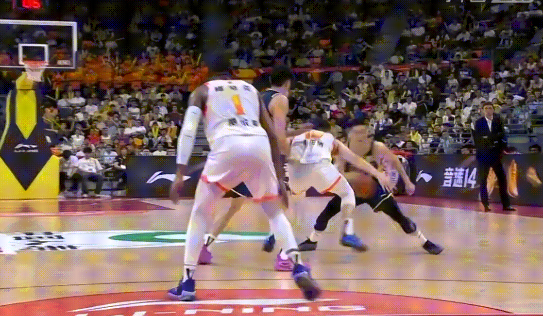 帅气！胡明轩强突打进潇洒2+1，纯纯的个人能力啊 广东男篮vs江苏男篮