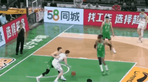 莫兰德又来了，上场专废国家队主力！莫兰德犯规阿不都沙拉木，犯规之后一直不放手，差