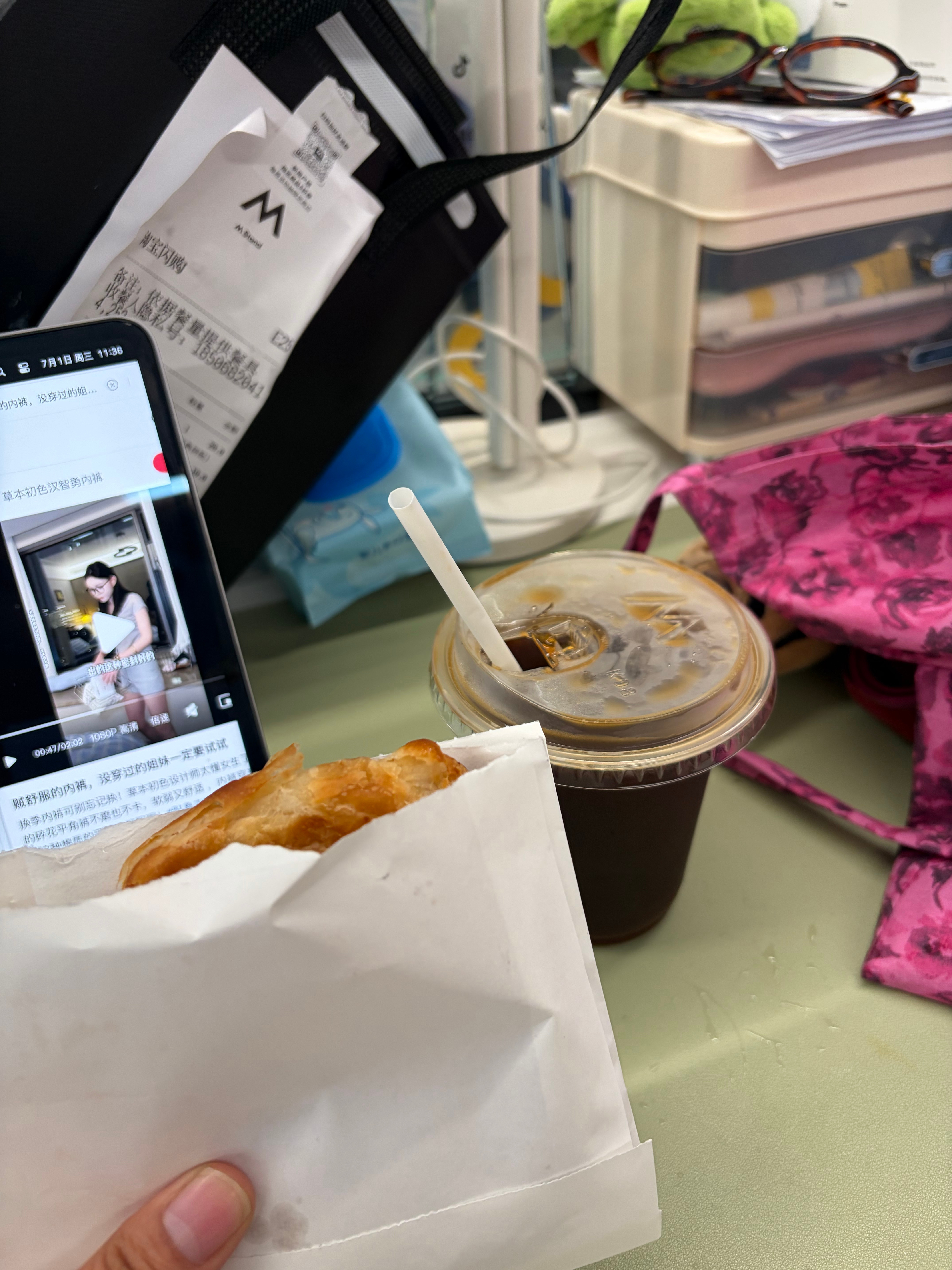 昨晚吃的剩下的排骨玉米汤煮了面条 今早我以为是很健康的鸡蛋饼 怎么油炸啊 