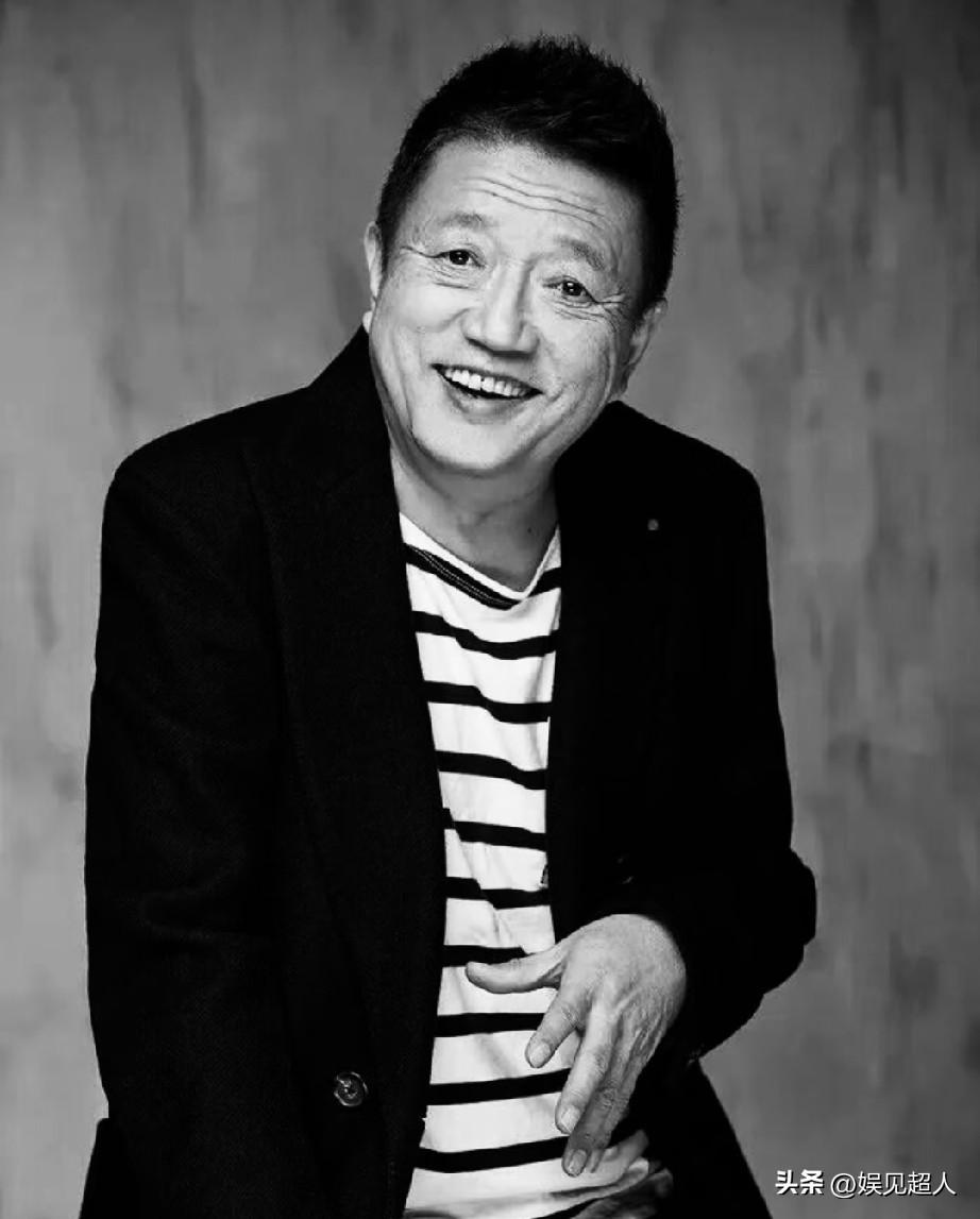 老戏骨秦焰走了，72岁。最难过的不是女儿，也不是李勤勤，是那个在舞台上跟他斗嘴的