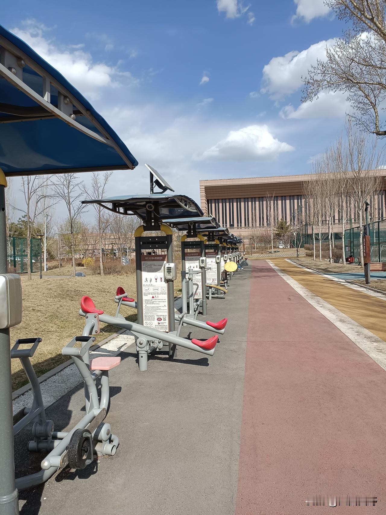 健身器材多
居民区附近建有休憩的小公园，小公园里健身器材多。
以前为了健身，家里