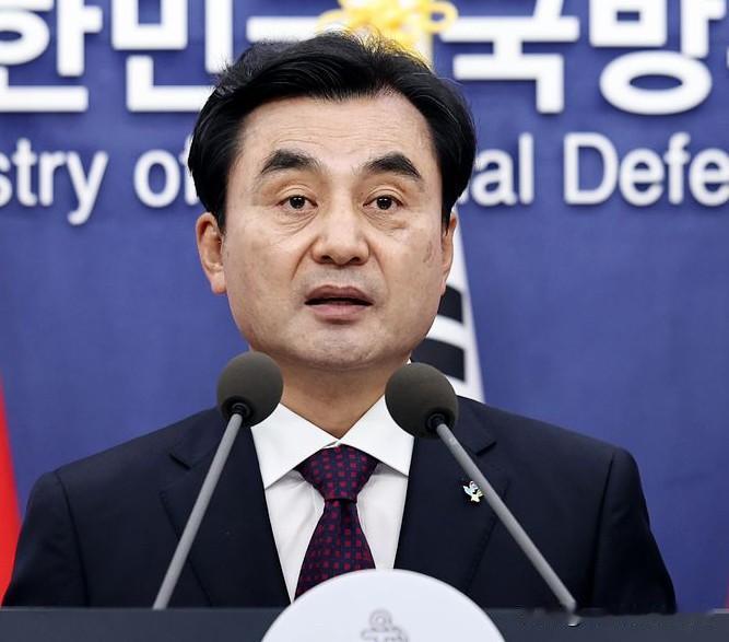 逃兵争议卷土重来！韩国国防部长深陷舆论困境

7月9日，韩国国防部长安圭伯再次被