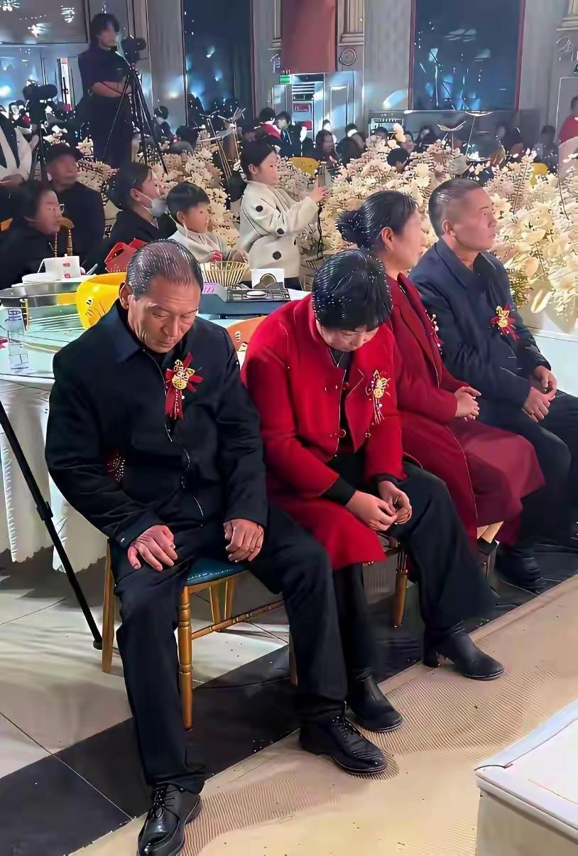 结婚这样一个喜庆的日子里，相信每一个到场的亲友，嘉宾都会感到高兴！毕竟人逢喜事精