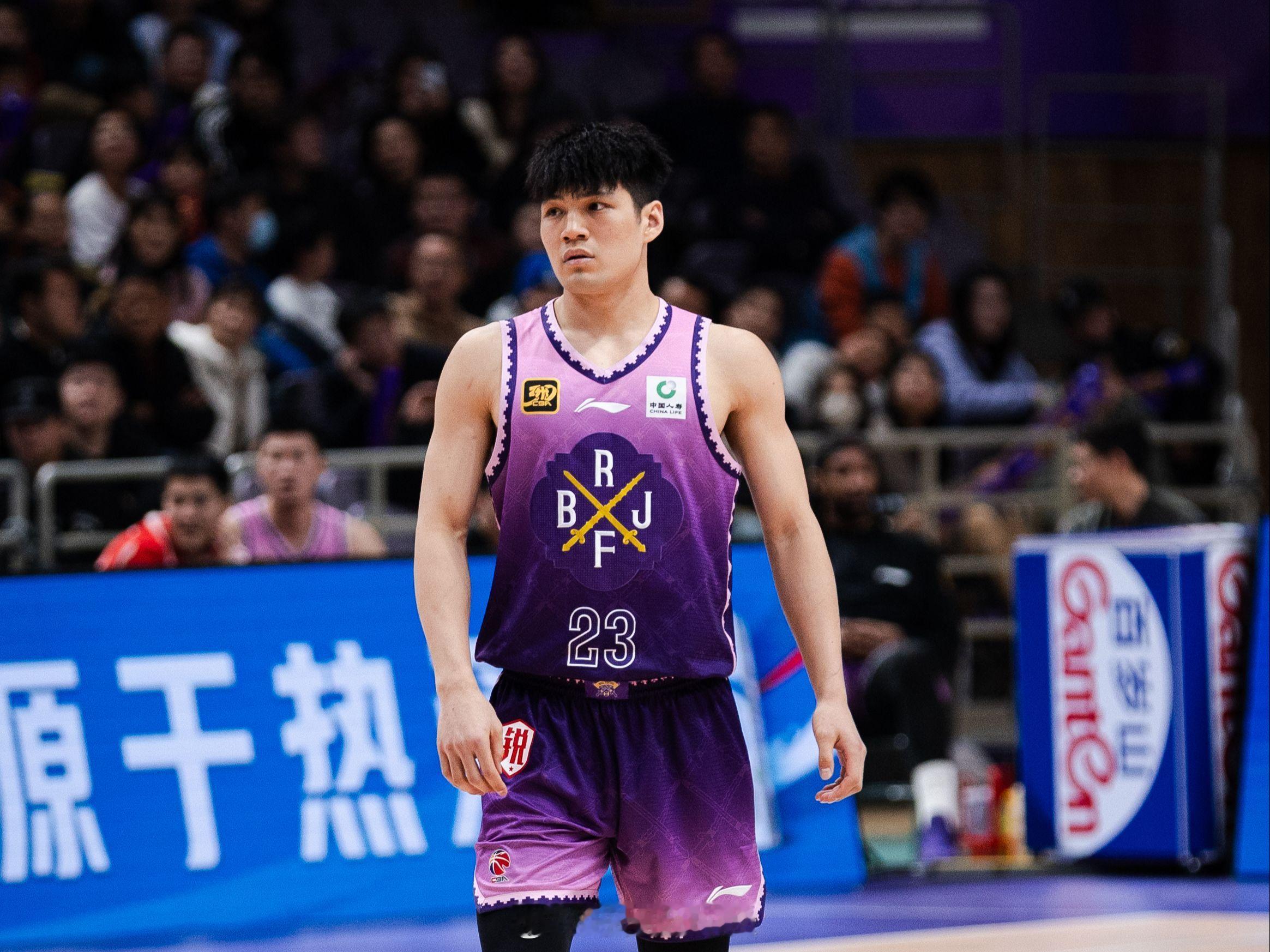 据探长了解，广东宏远与北控男篮关于引进陈国豪的谈判进展缓慢，双方的心理预期筹码并