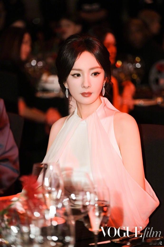 vogue镜头下的文淇李庚希赵今麦vogue晚宴上的杨幂 镜头前，文淇的不羁、李