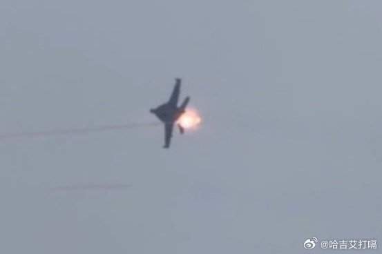 凤凰新闻【“机炮舔地”的F-18被命中，机尾被炸飞一大块，美军回应还在嘴硬】在美