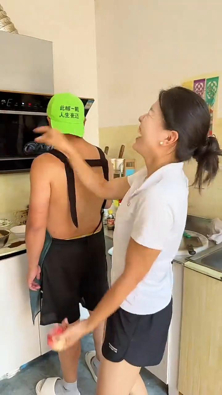 用你那画画的嘴唇，让我再无眼泪无尽的笑。