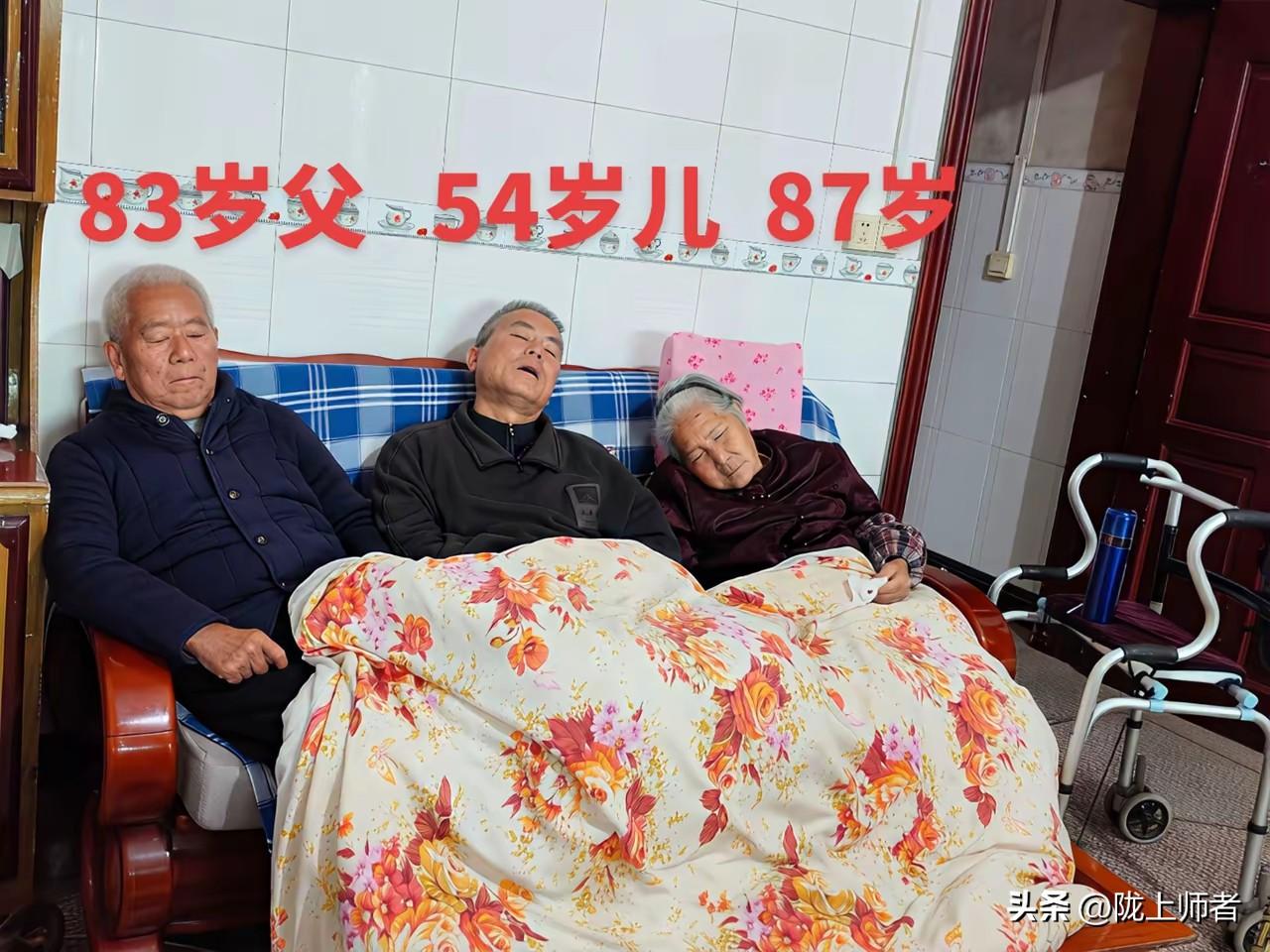 别喷！这样的家庭已经不多见了，这样的场景已不多见了。