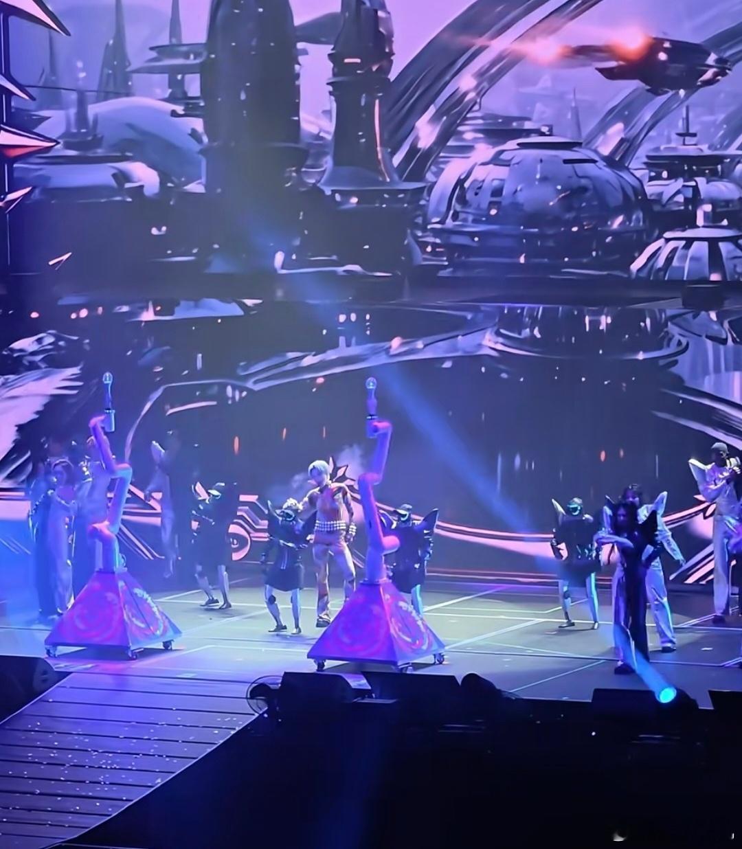 机器人街舞团上演唱会了谁被刘雨昕和机器人的《Passion》舞台狠狠拿捏了，机械