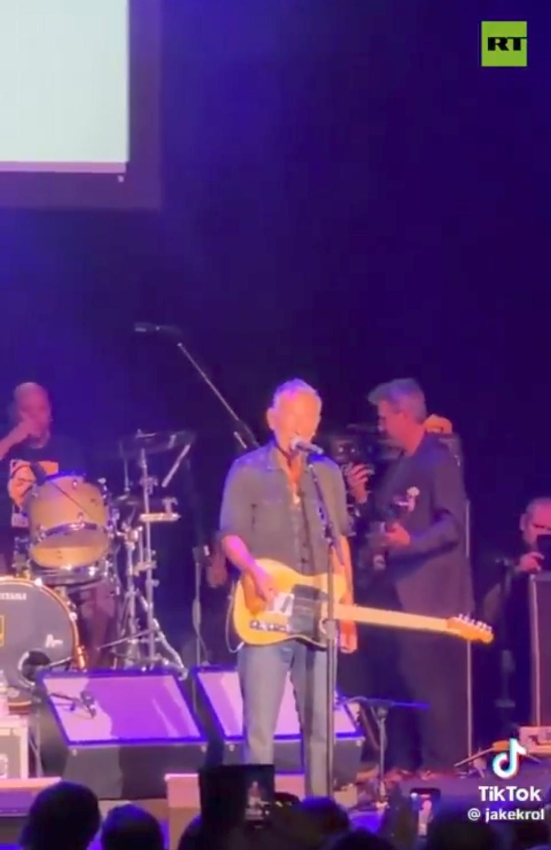 新闻快讯——“‘移民海关执法局赶紧滚出明尼阿波利斯’——布鲁斯·斯普林斯汀引用雅