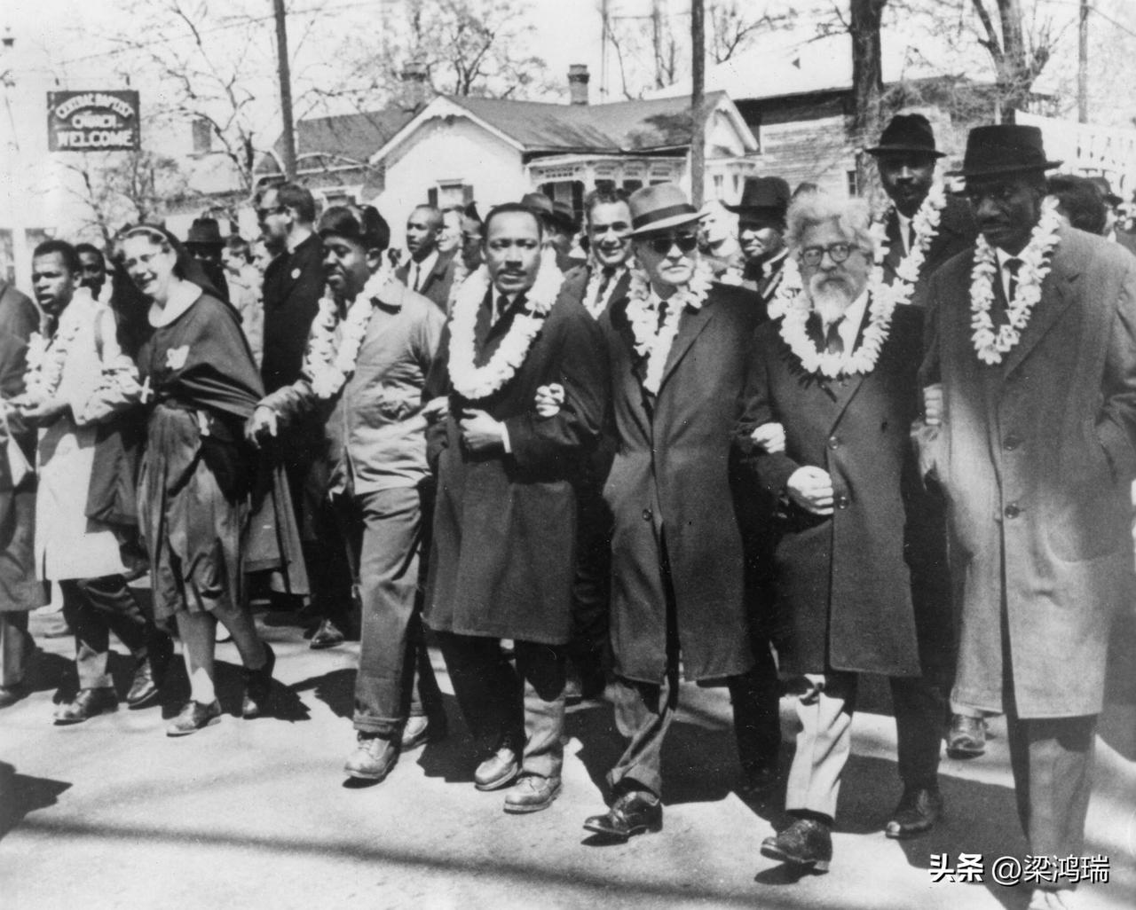 这张标志性的照片拍摄于 1965年3月21日，记录了从塞尔玛（Selma）到蒙哥