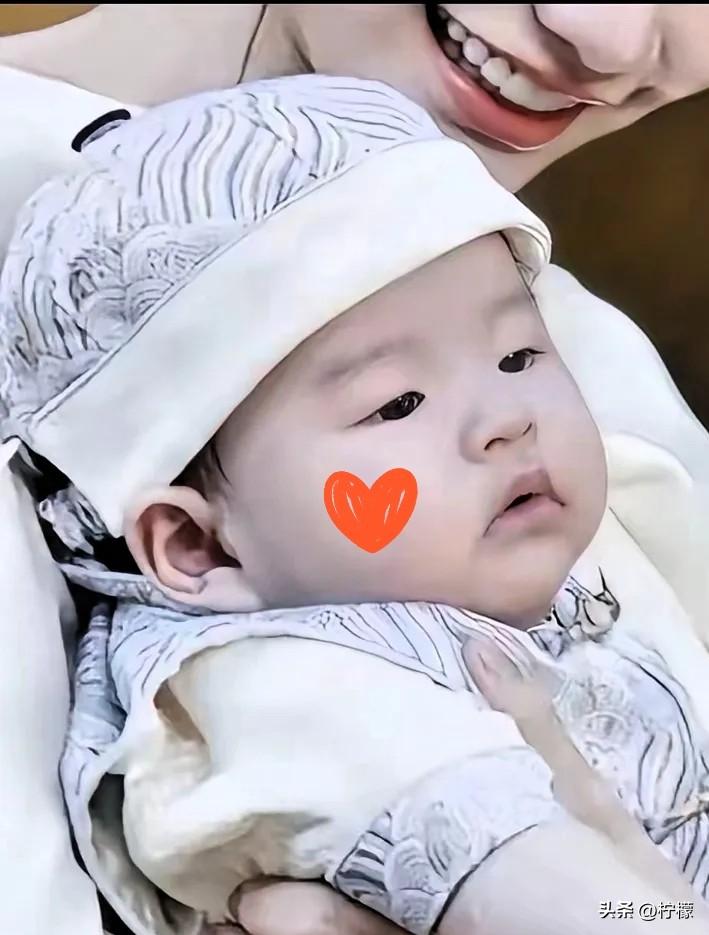 新生儿“汪吉辰”的名字一曝光，不少人都乐了。

大伙的第一反应挺一致：这名字听着