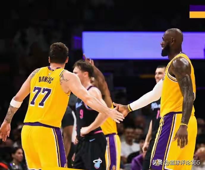 看着人家砍60分，詹姆斯落寞的眼神仅停留片刻，随即又迅速转化为兴奋。
看着东契奇