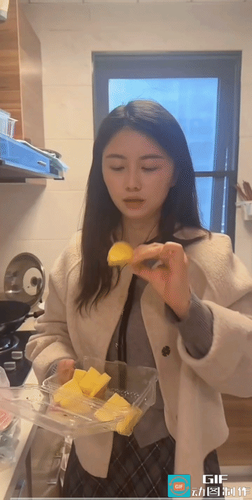 大姐不老，美丽正当时；
三妹优雅，青春浪漫时；
四妹不小，花蕊欲望时；
她二姐呢