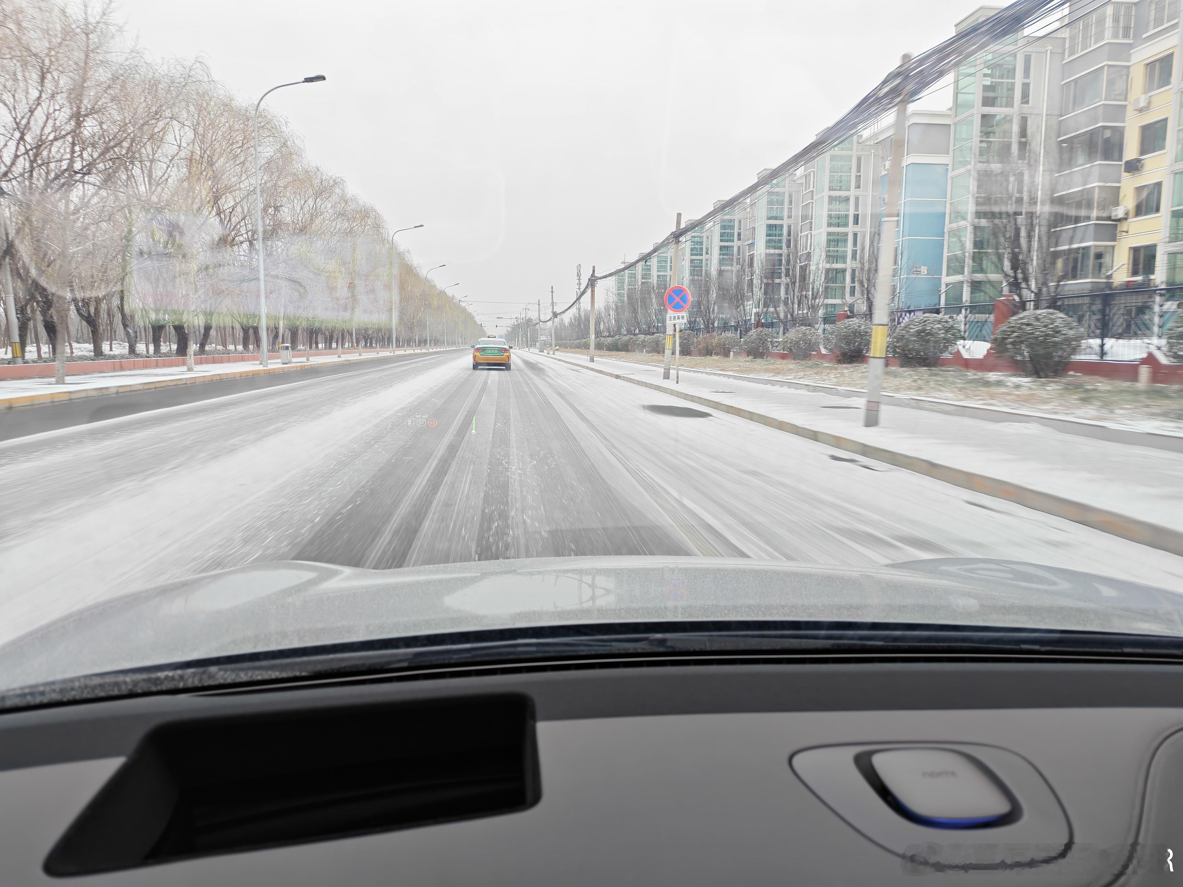 路上结冰，我今天选的车非常正确。 