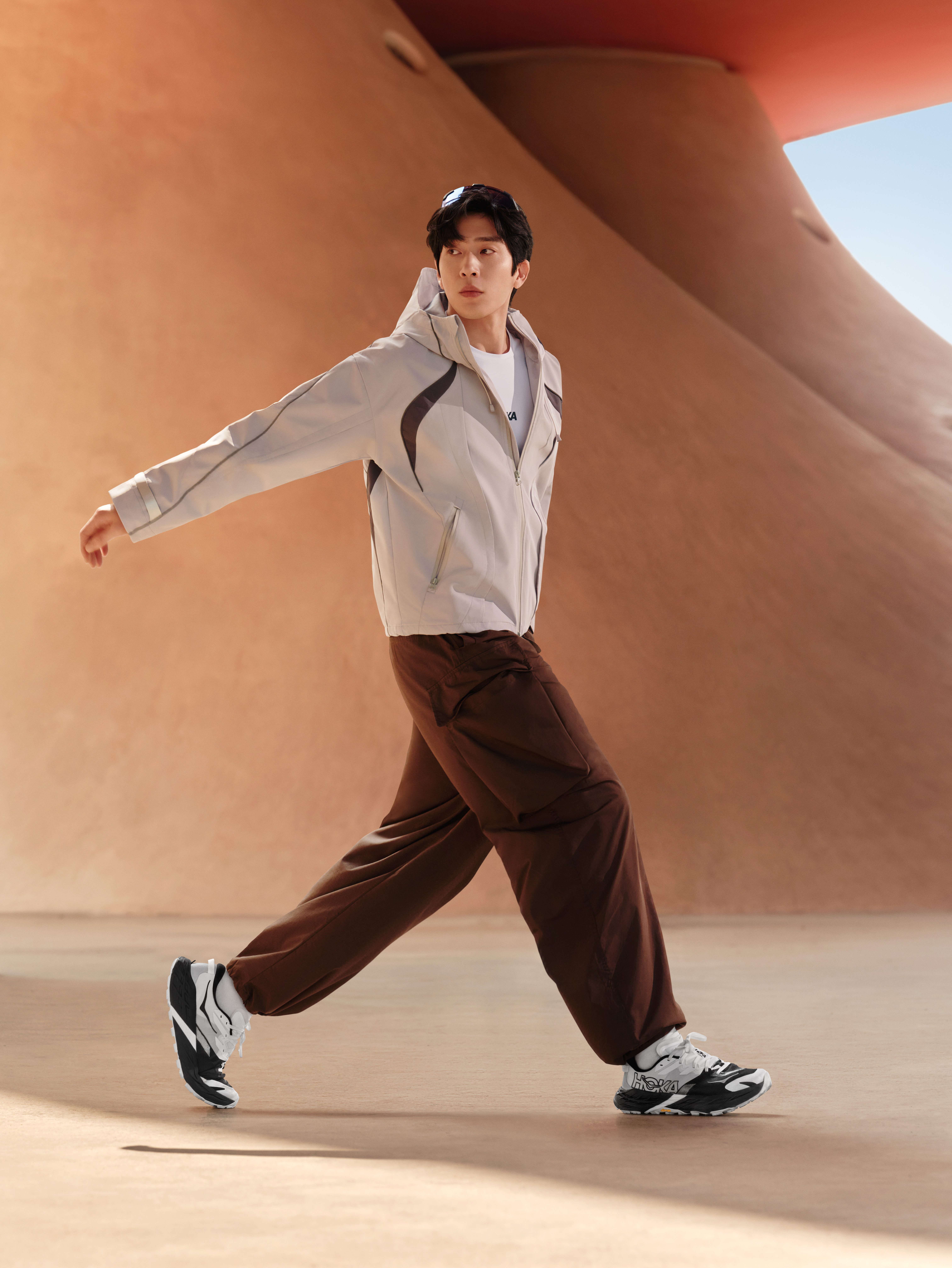 井柏然 × HOKA 全新 SPEEDGOAT7 羚光乍现宣传大片利落黑白鞋款，