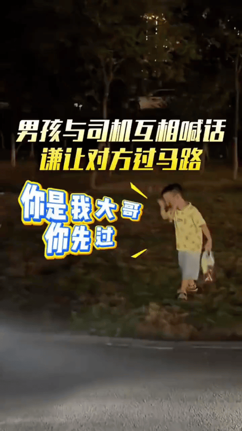 这个小孩哥火了！广西钦州，一小男孩正准备独自过马路，迎面驶来一辆汽车。男孩看到来