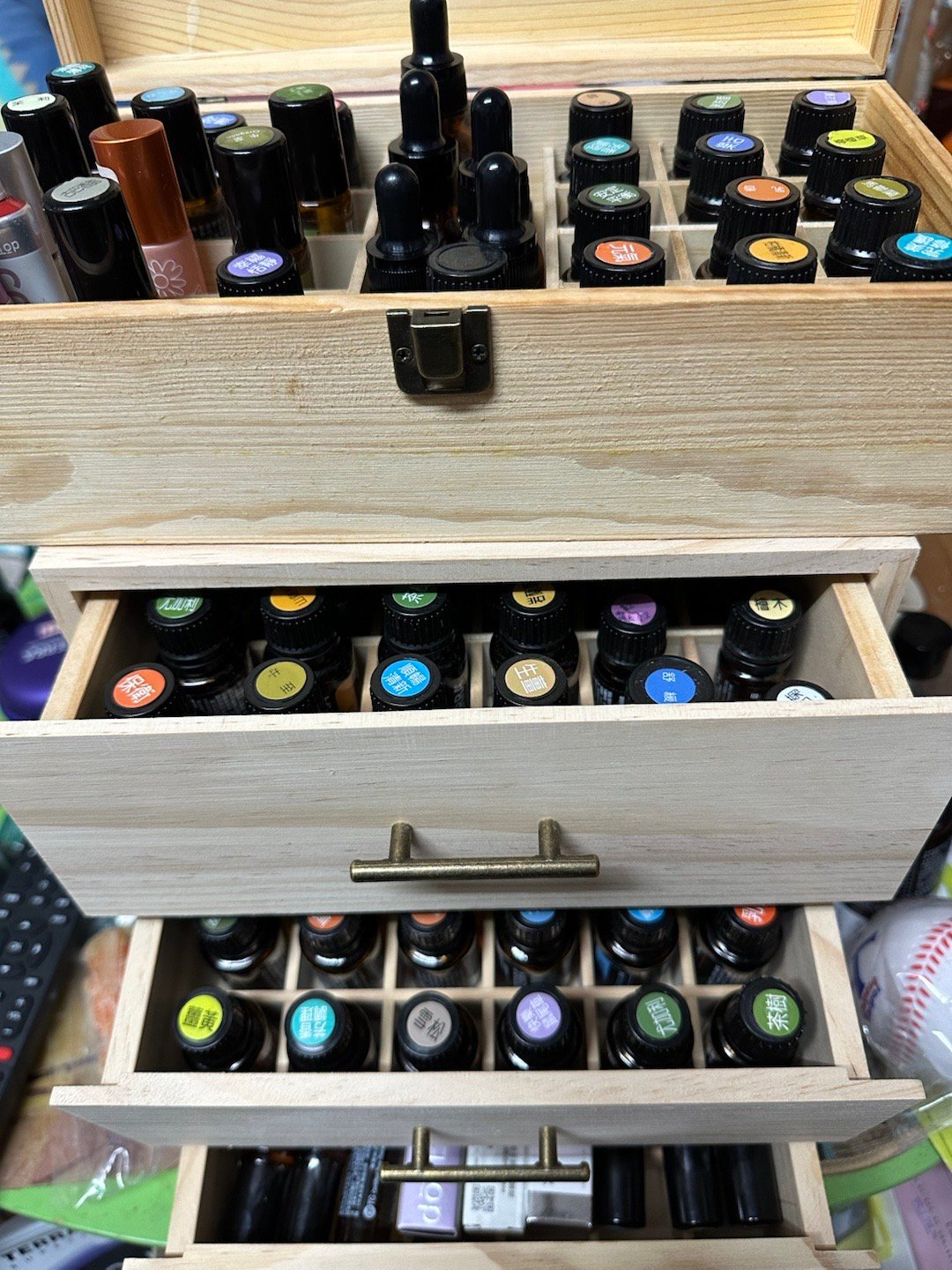 好物分享我是精油大富翁😅，前年迷上精油，不但認真使用，還認真研究，更是認真的蕒