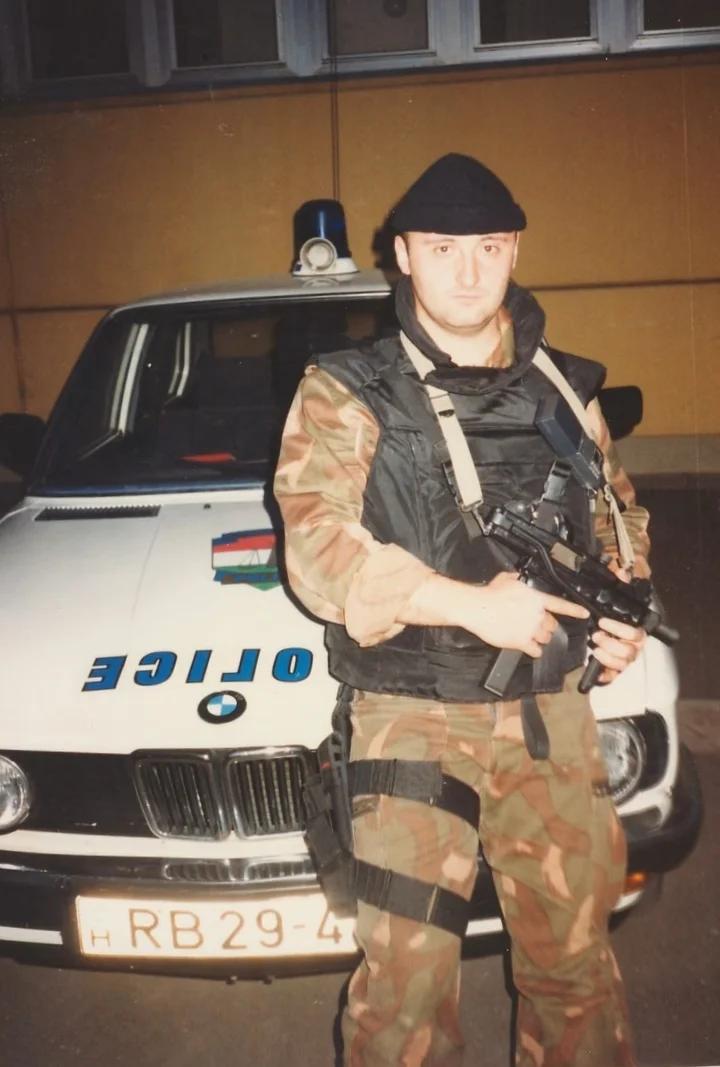 匈牙利宪兵士兵使用 IMI Mini Uzi 9x19mm 冲锋枪，1990 年