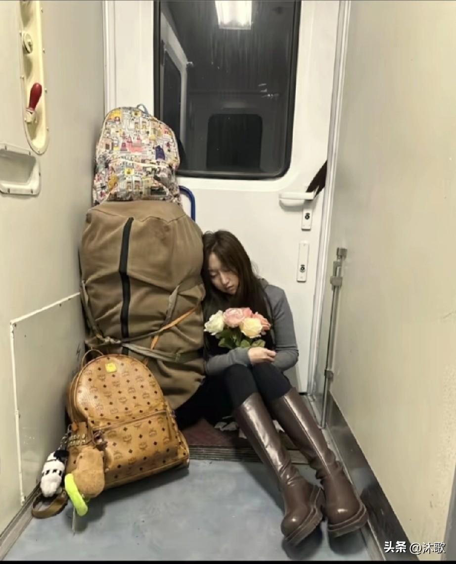 美女这是失业了吗？一个人坐角落里失业人 失业 美女 孤独前行的美女