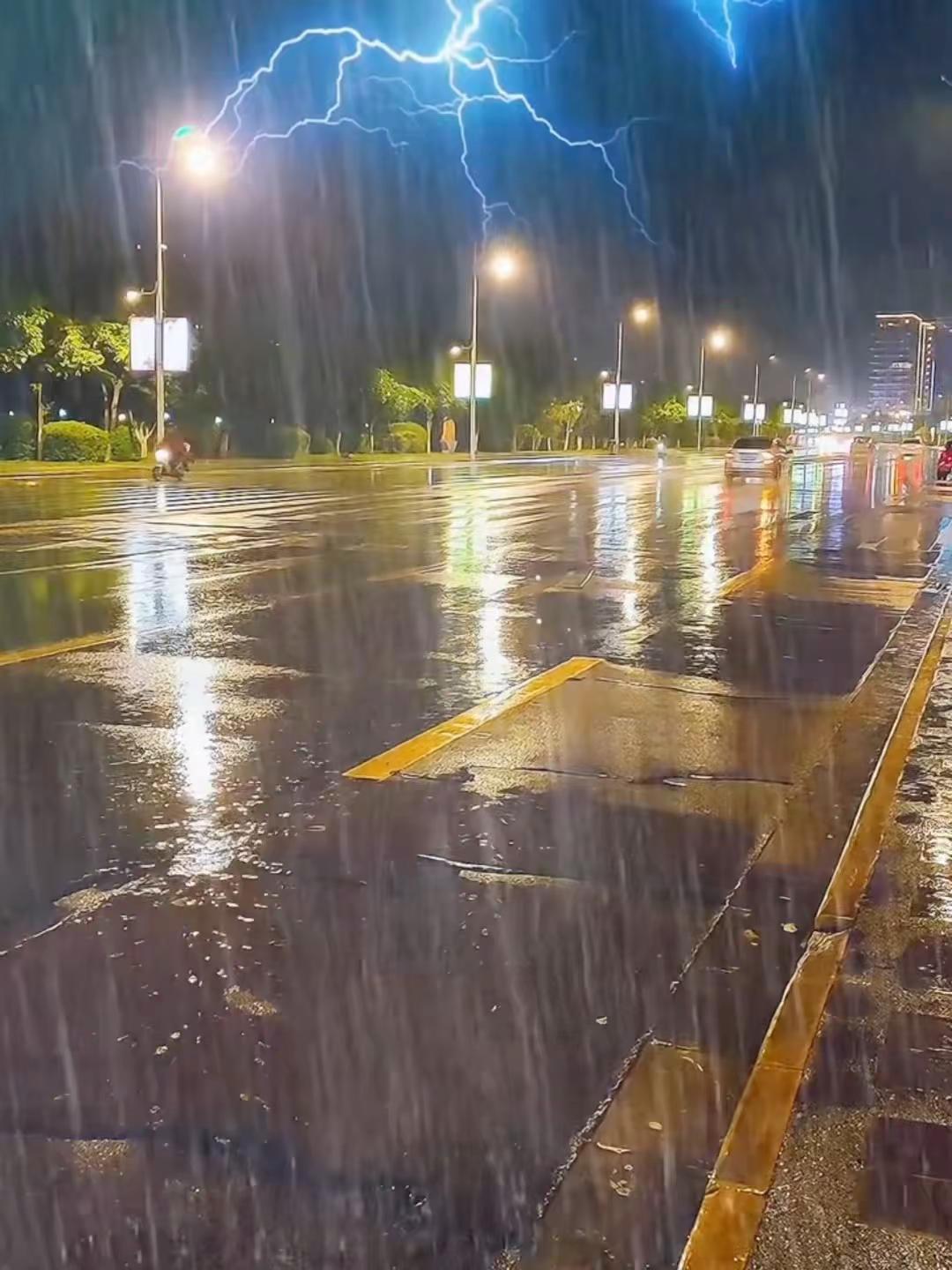 ｛书音看见｝ 路灯和雨