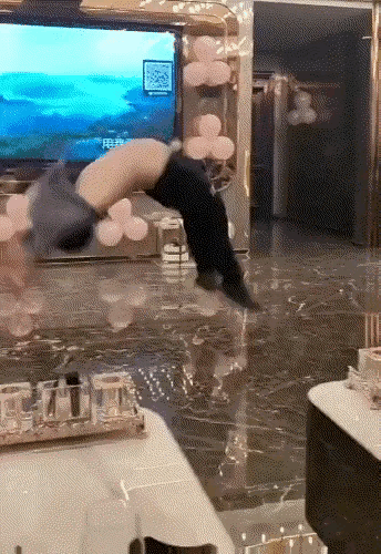 男子在歌厅舞蹈助兴，好不快活。