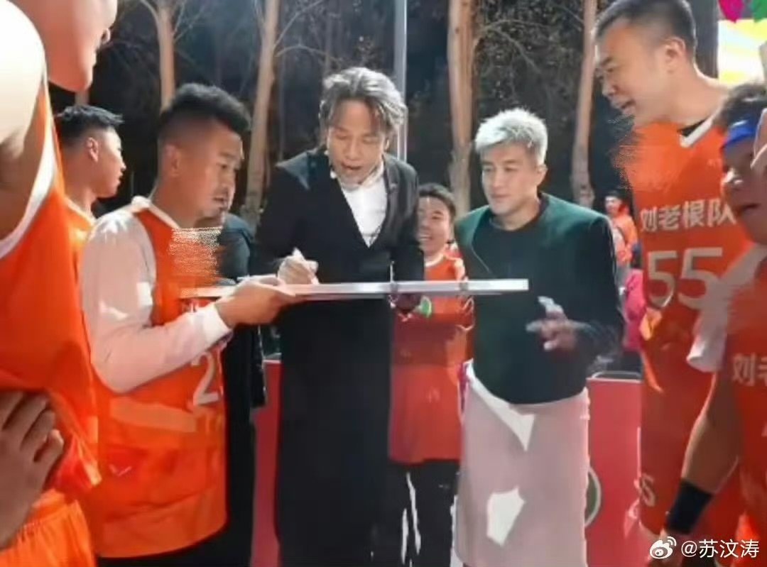 宋小宝身高基础指挥就不基础 宋小宝和篮球运动员的身高差萌到心巴！站椅子上指挥战术