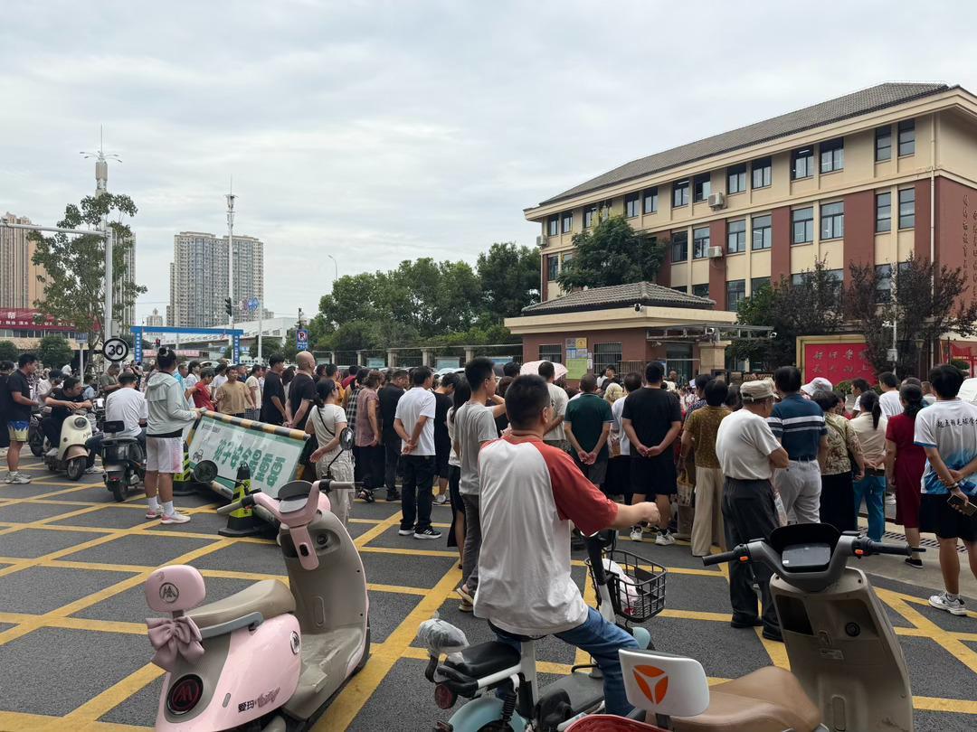 放学的校门口，永远是最拥挤的！今天第一次来接小胡同学放学，车挤得满满当当，路边摆