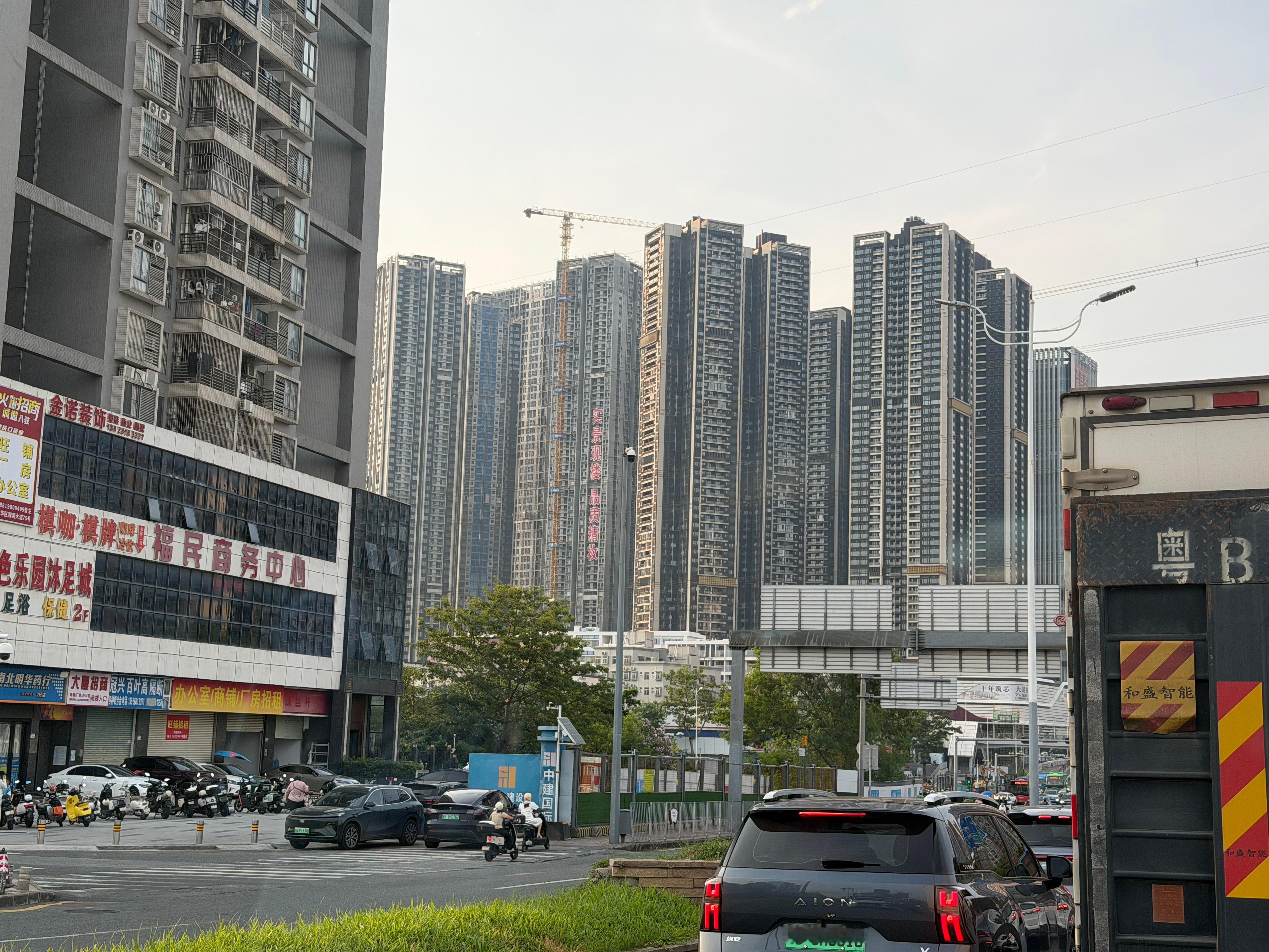 路经此地，不禁震撼，地表还有其他国家/地区能够在距离核心城区差不多30公里的地方