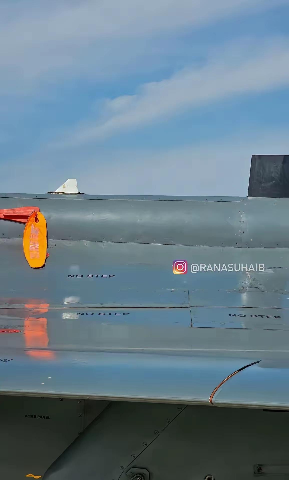 三哥家光辉战斗机的用材用料和做工精湛，堪称完美的航空产品，我们都不好意思找出一丁