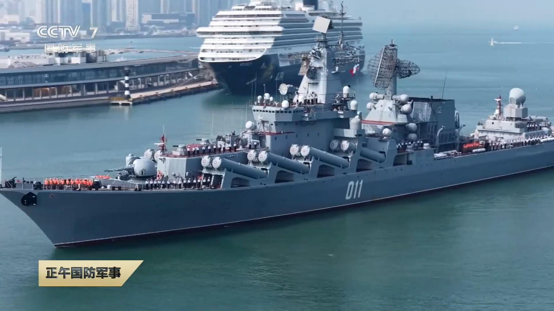俄罗斯海军编队抵达青岛，参加中俄联合演习。领头的光荣级导弹巡洋舰瓦良格号依然威武