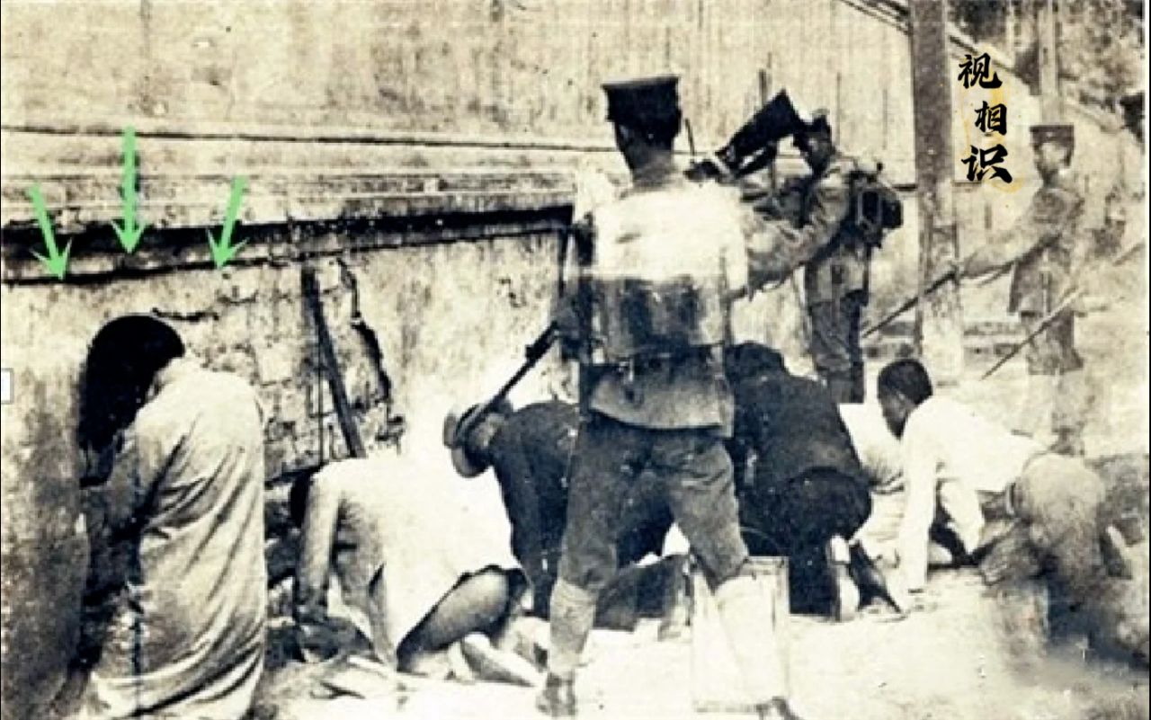 抗战时期，沈阳，日军士兵正在欺压市民的场景，镜头中他们举着枪，强迫市民们面墙而跪...