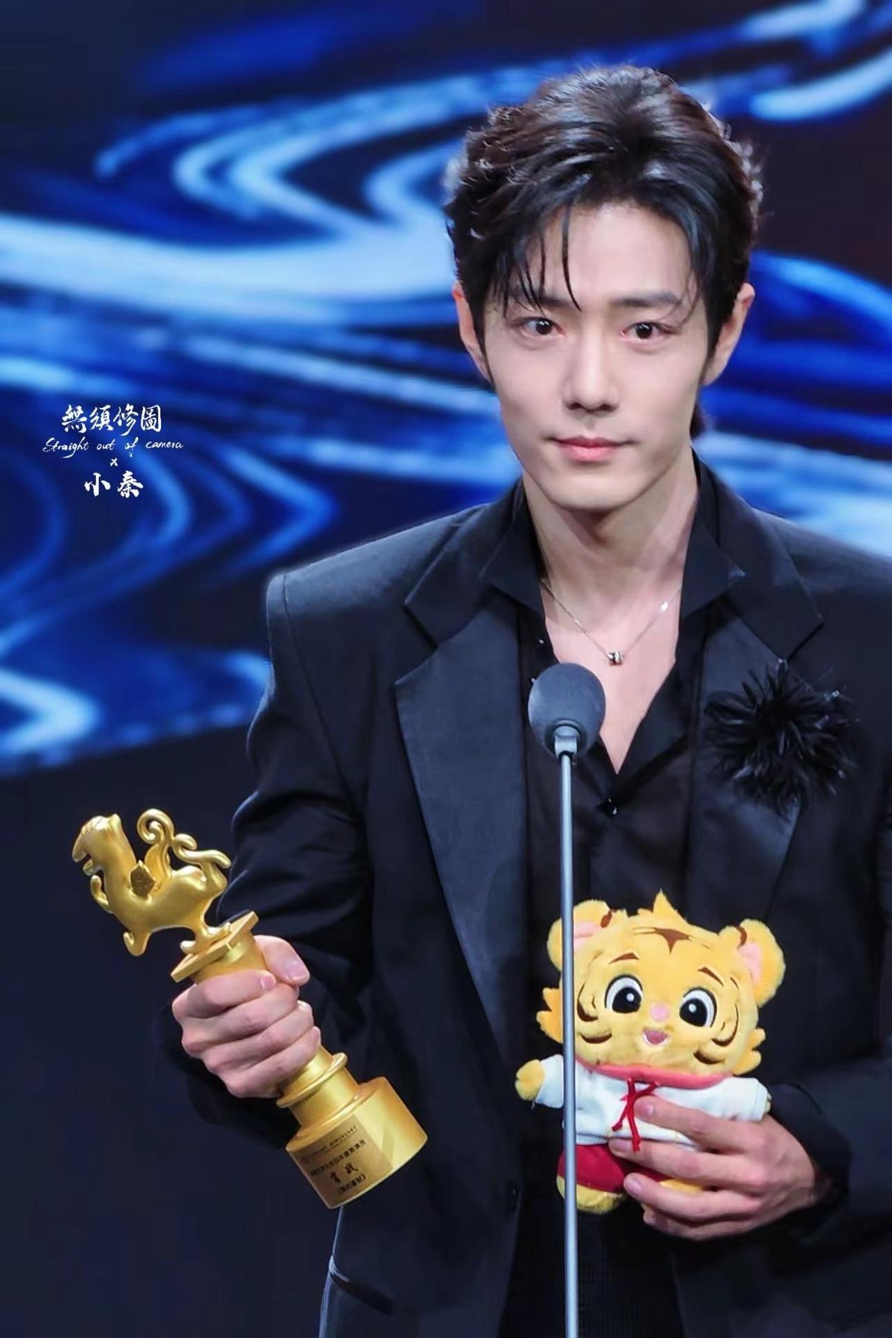 恭喜战战🎉 荣获最受大学生欢迎年度男演员奖项，成为首位90后影帝！🌟肖战大影