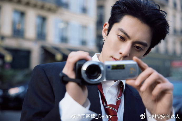 王鹤棣出道棣8年大片王鹤棣出道8年了王鹤棣出道八周年！“棣 8 年” 写真中学院