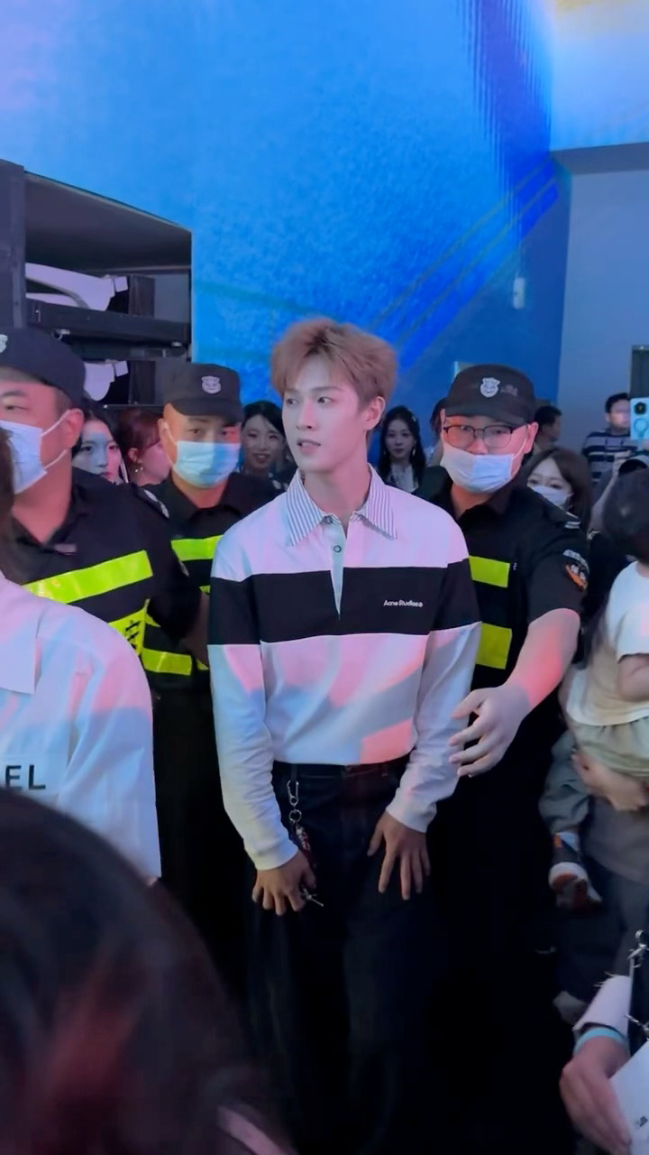 小林来看球啦～清爽男大来袭李昀锐现场看篮球赛李昀锐男大既视感