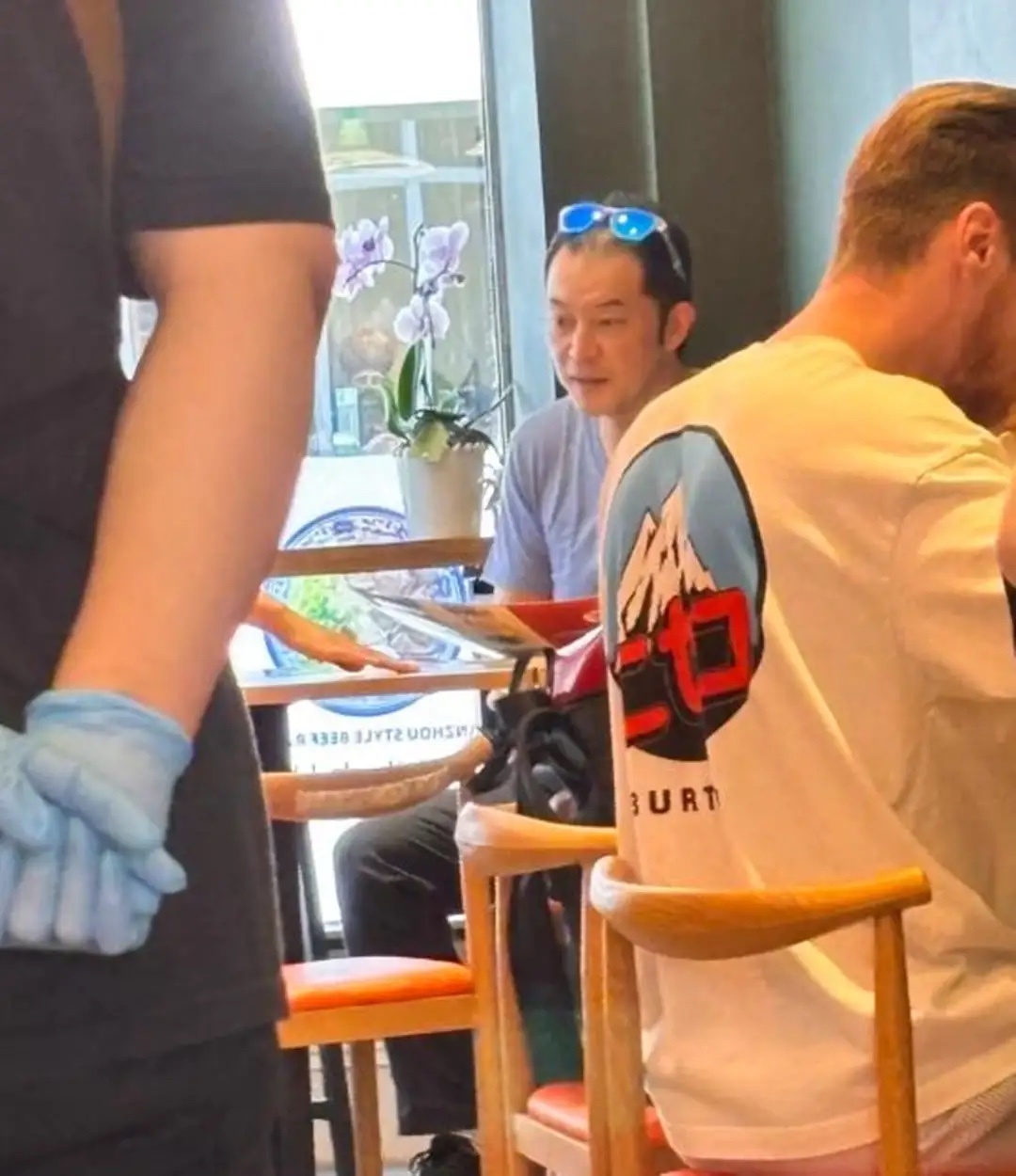 胡可夫妇飞伦敦看儿子，沙溢才48岁秃头了，不做形象管理像老头！ 