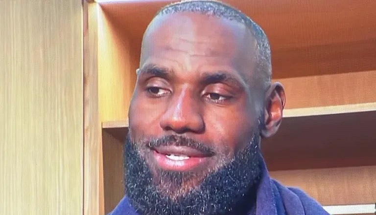 NBA常规赛继续进行，湖人主场120-101大胜奇才，拿下三连胜。本场比赛，詹姆