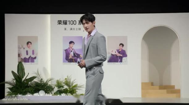 【荣耀发布荣耀 100 Pro 及荣耀 100，带来单反级写真相机】荣耀举办荣耀