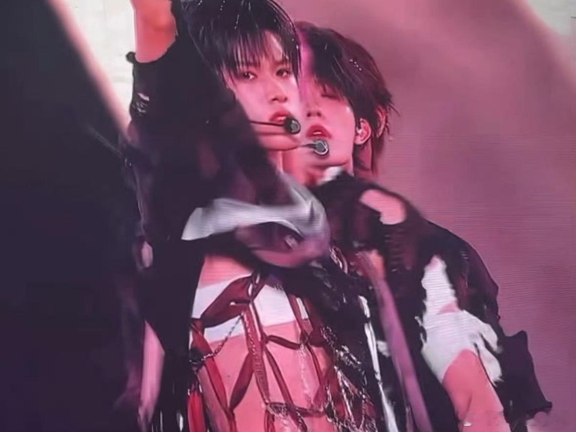 张极绷带造型富有且大方 狠狠沦陷！张极绷带造型自带贵气buff，宽肩窄腰气场全开